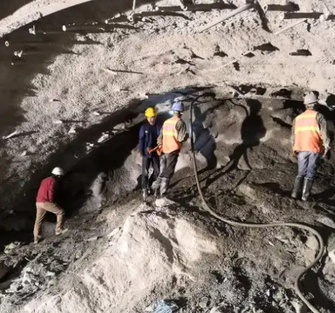 天镇隧道拱顶带模注浆料，微膨胀注浆料的特点及施工工艺